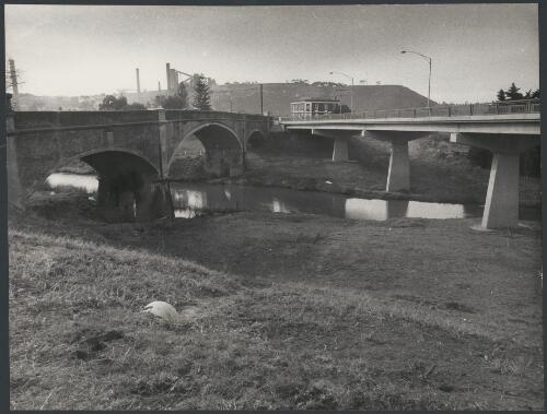 Fyansford Hotel and bridges, Geelong, Victoria, ca. 1972, 2 [picture] / Bruce Howard