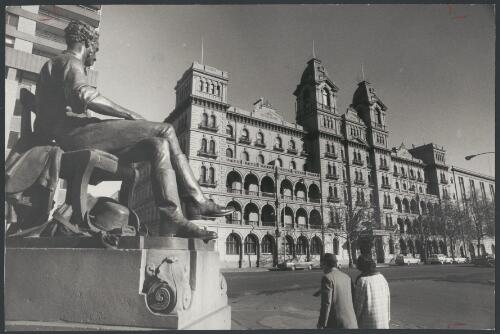 The Windsor Hotel with statue of Adam Lindsay Gordon in the foreground, Melbourne, Victoria, ca. 1972 [picture] / Bruce Howard