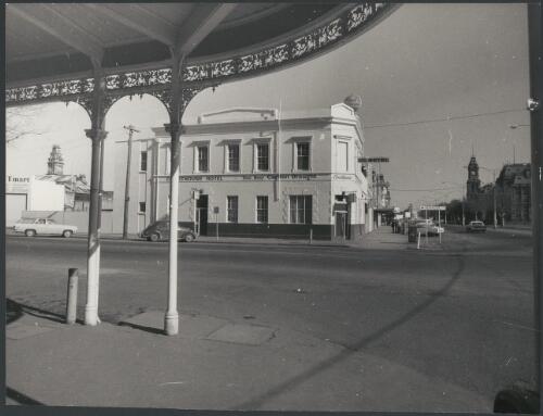 The Courthouse Hotel, Bendigo, Victoria, ca. 1972 [picture] / Bruce Howard