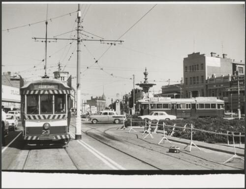 Streetscape including the Alexander Fountain, High Street and two trams, Bendigo, Victoria, ca. 1976 [picture]