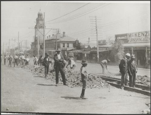Laying the tram track, Kalgoorlie, Western Australia, 1902 [picture]
