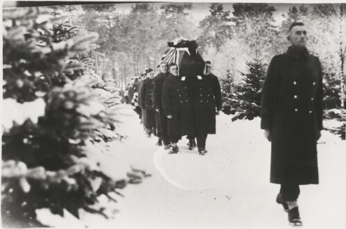 Funeral of an English serviceman in the snow, probably at Stalag VIIIB, Poland, ca. 1941 [picture] / Gerald Carroll