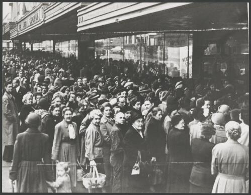 Crowds wait for the Myer department store to open during a sale, Melbourne, ca. 1940 [picture]