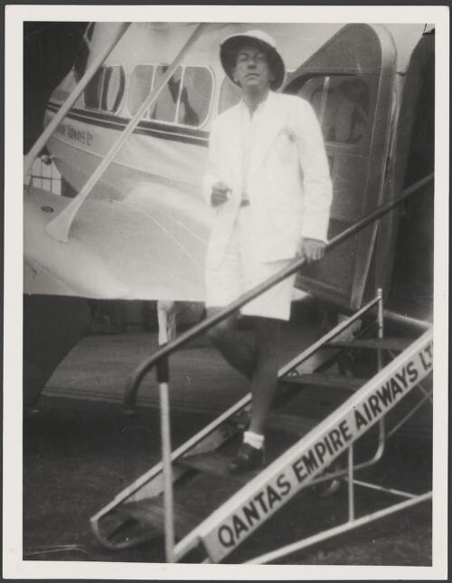 Qantas passenger Noel Coward disembarks at Singapore, 1935 [picture]