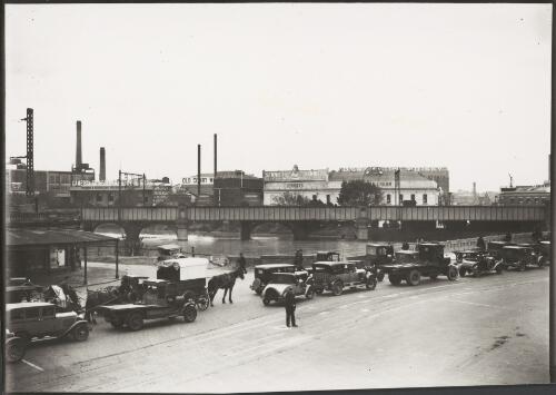 Motor and horse-drawn traffic on King Street bridge, Melbourne, ca. 1925 [picture]