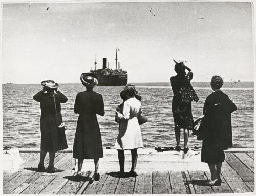 Women farewelling a troopship, Melbourne, 2 February 1940 [picture]