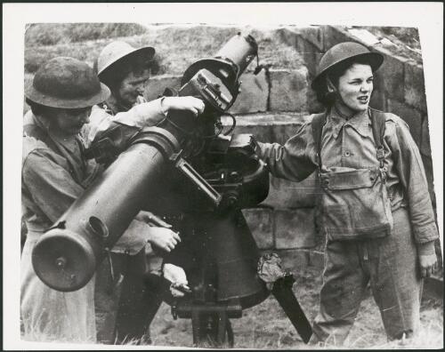 Women operating anti-aircraft batteries, Melbourne, 1942 [picture]