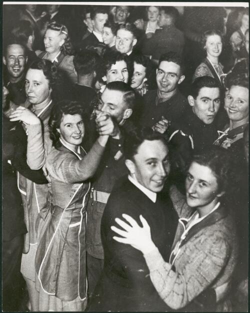 People dancing at the first night at the Dugout, a dancehall in Melbourne, ca. 1942 [picture]