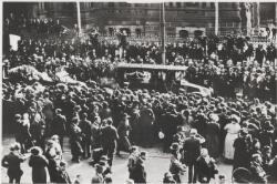 Crowds line the route of Henry Lawson's funeral procession, Sydney ...