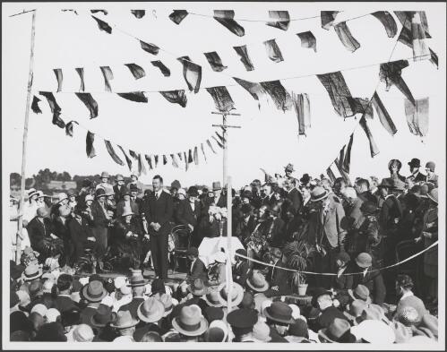 Man addressing a crowd, Melbourne?, ca. 1930, 2 [picture]