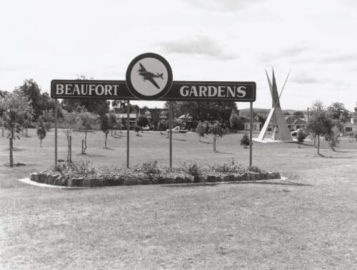 Beaufort Gardens with War Memorial, Bairnsdale. 1994 [picture] / John Werrett