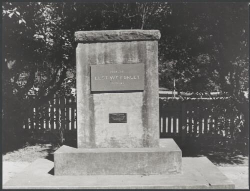 Berrima NSW, October 1994 : Berrima War Memorial [picture] / Reg Alder