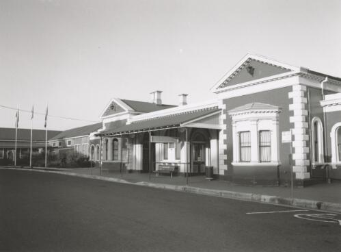 Goulburn Railway station [picture] / Joyce Evans