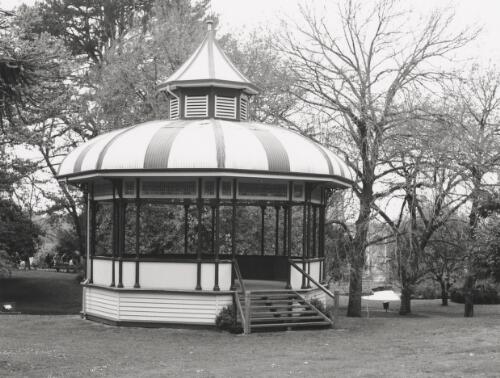 Botanical Gardens Rotunda, 1909. Originally built at Melville Oval and relocated to Gardens in 1988. Hamilton, 1994 [picture] / Grant Ellmers