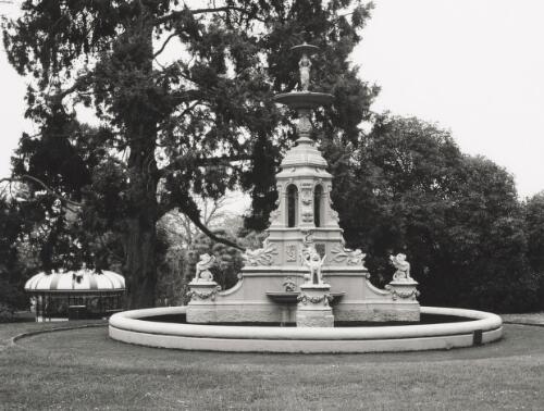 John Thompson Fountain, Botanical Gardens. Rotunda in background. Hamilton, 1994 [picture] / Grant Ellmers