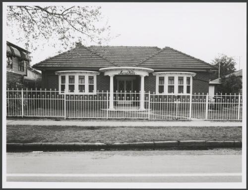 720 Young Street, Albury [picture] / Grant Ellmers