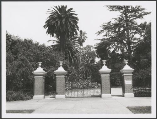 Main entrance Botanic Gardens, Albury [picture] / Grant Ellmers