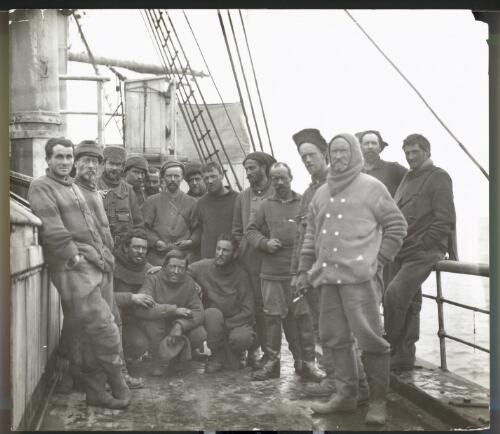 Group of members of the land parties relieved in 1913, Australasian Antarctic Expedition, 1911-1914 [picture] / Gillies