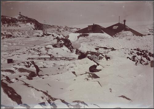 [The A.A.E. Main base hut buried in deep snow, Australasian Antarctic Expedition, 1911-1914] [picture] / Frank Hurley