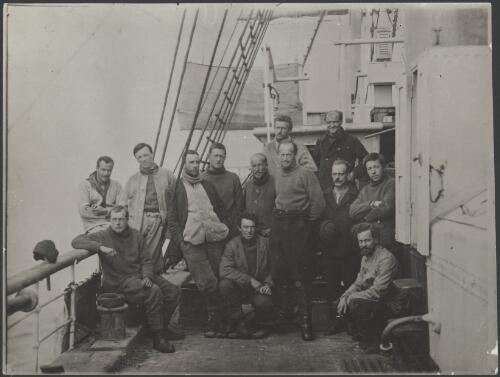A group of the returning members of the land parties, [Australasian Antarctic Expedition, 1911-1914] [picture] / Hurley