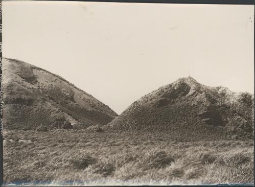 [Hut between two hills on Macquarie Island, Australasian Antarctic Expedition, 1911-1914] [picture] / Blake