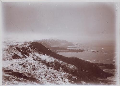 [View of  the coast of Macquarie Island, Australasian Antarctic Expedition, 1911-1914] [picture] / Blake