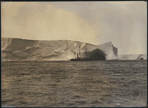 [Steaming near the wall of the Mertz Glacier Tongue, Australasian Antarctic Expedition, 1911-1914] [picture] / [Frank Hurley]