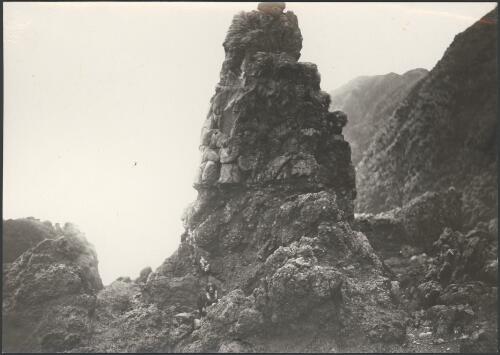 [Younger Bassic Series - Breccia below - Pillow-form lava above. One half of a mile north of Brothers Point, Macquarie Island, Australasian Antarctic Expedition, 1911-1914] [picture] / Blake