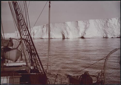 [View of glacier from the deck of the Aurora, Australasian Antarctic Expedition, 1911-1914] [picture] / [Frank Hurley]