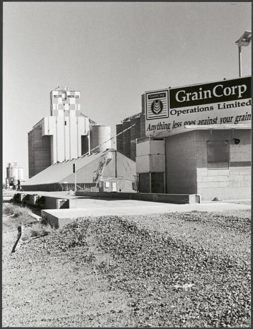 Grain crop silos Moree [picture] / Fiona Brand