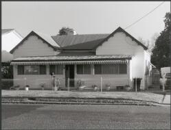 Old style home - River Street, Moree [picture]