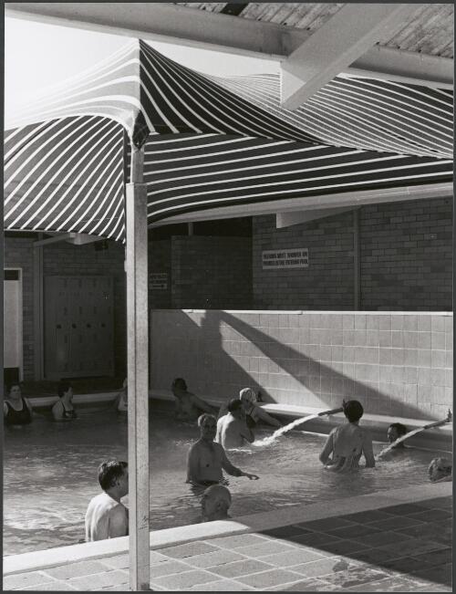 Artesian hot pool with hot jets - Moree Spa Baths [picture] / Fiona Brand