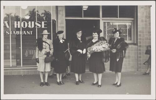 Elizabeth Dryer, Delia Murphy, Mrs Hodgson and two other women outside Cusa House after a reception for Delia Murphy by the Irish ladies of Sydney, Elizabeth Street, Sydney, July 1947, 1