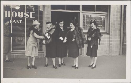 Elizabeth Dryer, Delia Murphy, Mrs Hodgson and two other women outside Cusa House after a reception for Delia Murphy by the Irish ladies of Sydney, Elizabeth Street, Sydney, July 1947, 2