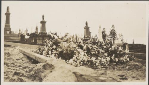 Grave of Mary Eleanor Mooney, Waverley Cemetery, Sydney, approximately 1940, 1 / Albert Dryer