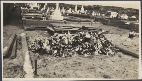 Grave of Mary Eleanor Mooney, Waverley Cemetery, Sydney, approximately 1940, 2 / Albert Dryer