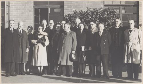 People at Mascot airport, including Albert Dryer, Eamon de Valera, Frank Aiken and Elizabeth Dryer, Sydney, 1948, 2