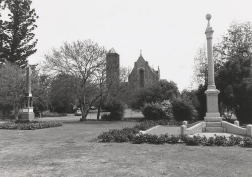 War Memorial and Holy Trinity Anglican Cathedral. Ovens Street, Wangaratta. 1994 [picture] / photography by Raymond de Berquelle