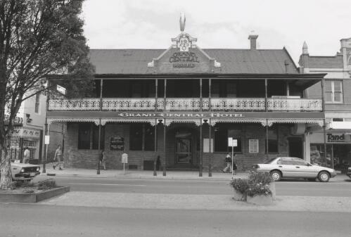 Grand Central Hotel. Murphy Street, Wangaratta. 1994 [picture] / photography by Raymond de Berquelle