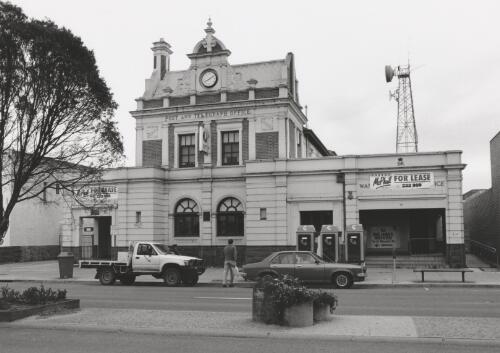 Old Post Office, (Post and Telegraph Office). Murphy Street, Wangaratta. 1994 [picture] / photography by Raymond de Berquelle