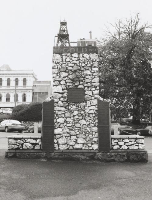 Monument to commemorate the centenary of the finding of gold at Poverty Point on 21 August 1851, Ballarat, Victoria, 1994 [picture] / Grant Ellmers