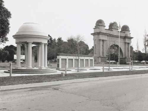 War memorial and Arch of Victory, Ballarat, Victoria, 1994 [picture] / Grant Ellmers