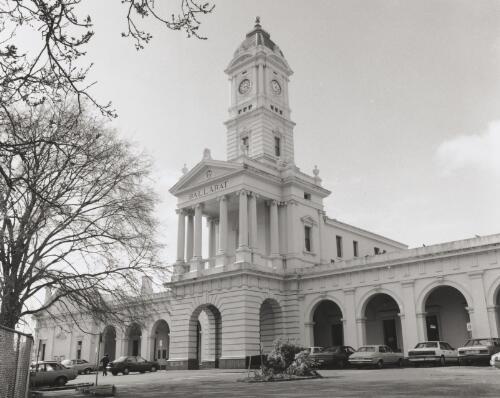Ballarat Railway Station built in 1862 in Lydiard Street North, Ballarat, Victoria, 1994 [picture] / Grant Ellmers