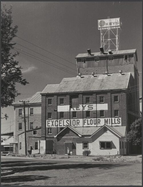 Narrabri: Keys Excelsior Flour Mills - no longer used [picture] / photograph by Fiona MacDonald Brand