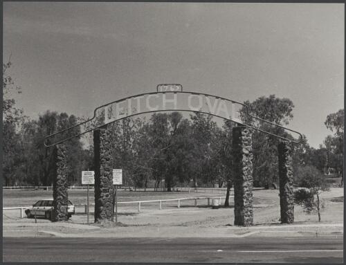 Entrance to Leitch Oval in Collins Park beside Narrabri Creek, [picture] / photograph by Fiona MacDonald Brand