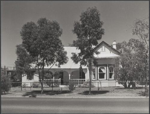 An old style house Dewhurst Street Narrabri [picture] / photograph by Fiona MacDonald Brand