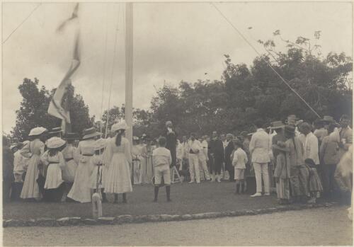 Crowds gathered at ceremony of transfer of the Northern Territory to Commonwealth, Darwin, 2 January 1911 [picture]