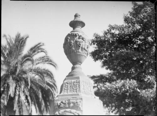 Detail of drinking fountain at main entrance, Royal Botanic Gardens, Sydney, ca. 1935 [picture] / E.W. Searle