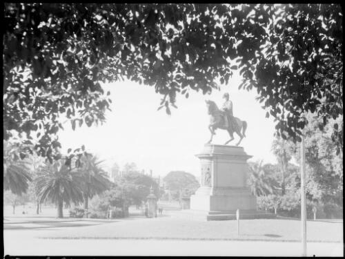 Statue of King Edward VII, Royal Botanic Gardens, Sydney, ca. 1935 [picture] / E.W. Searle