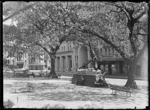 Anchor and cannon from HMS Sirius, Macquarie Place, Sydney, ca. 1935, 2 [picture] / E.W. Searle